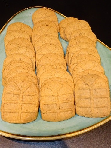 Schaaltje met koekjes in de vorm van een raampje.
