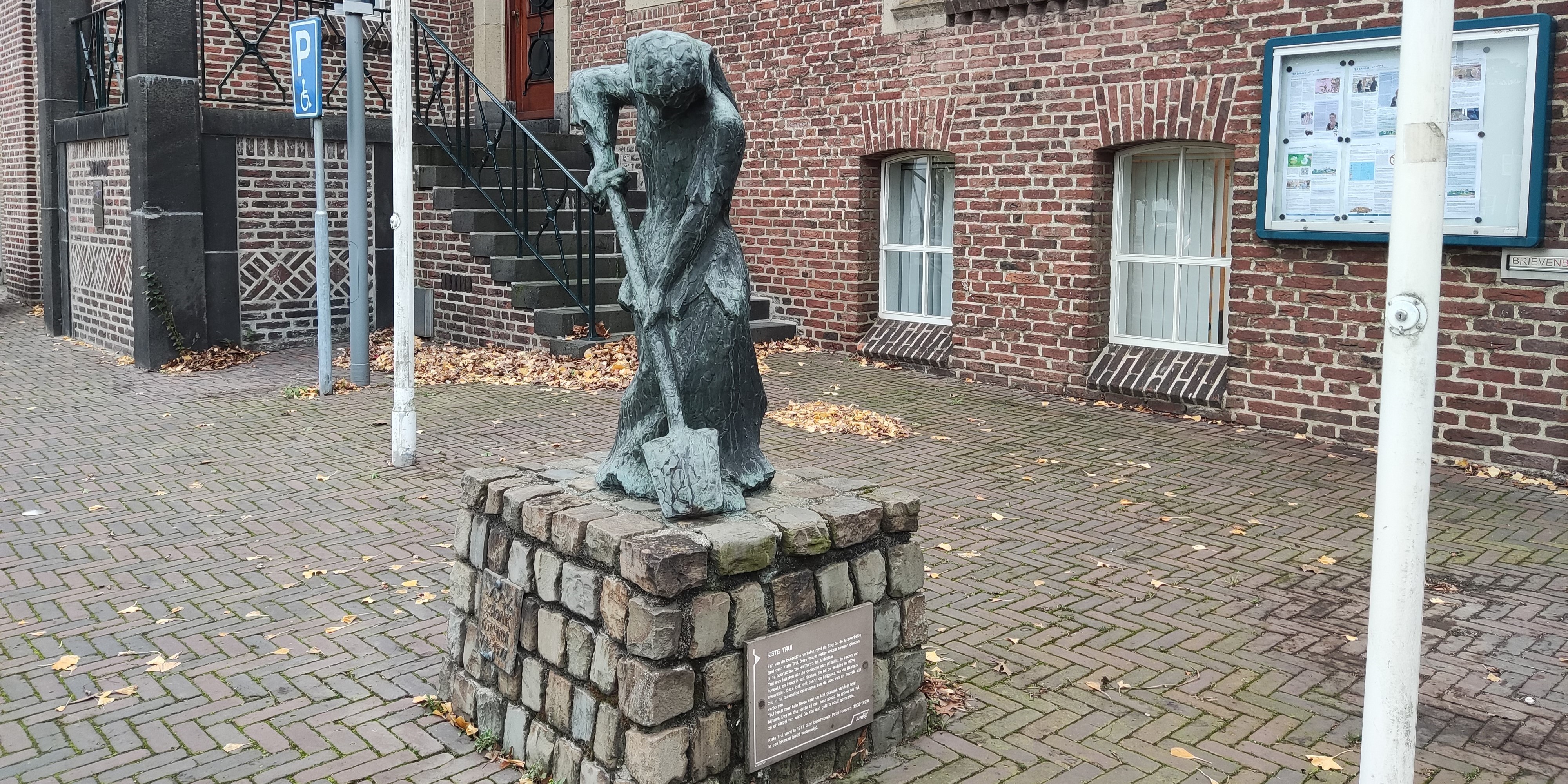 Afbeelding standbeeld Kiste Trui bij gemeentehuis Mook.